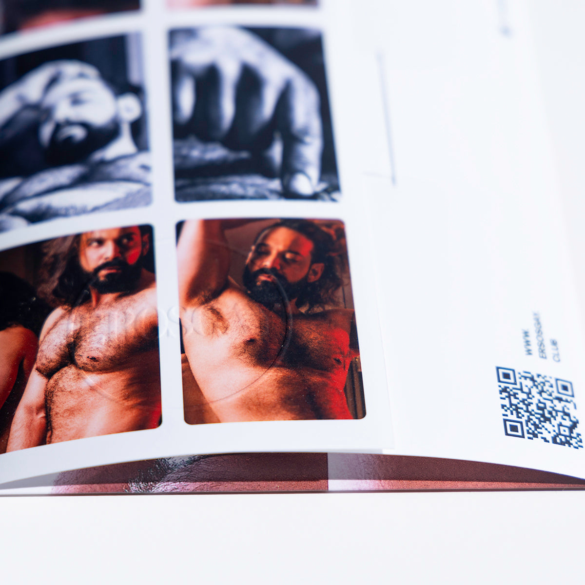 Acercamiento del sobre del Sixpack de Arturo de ErosGay: se aprecia el relieve del sello con el logotipo “EROSGAY”, junto a un mosaico de imágenes y un código QR sobre fondo blanco.