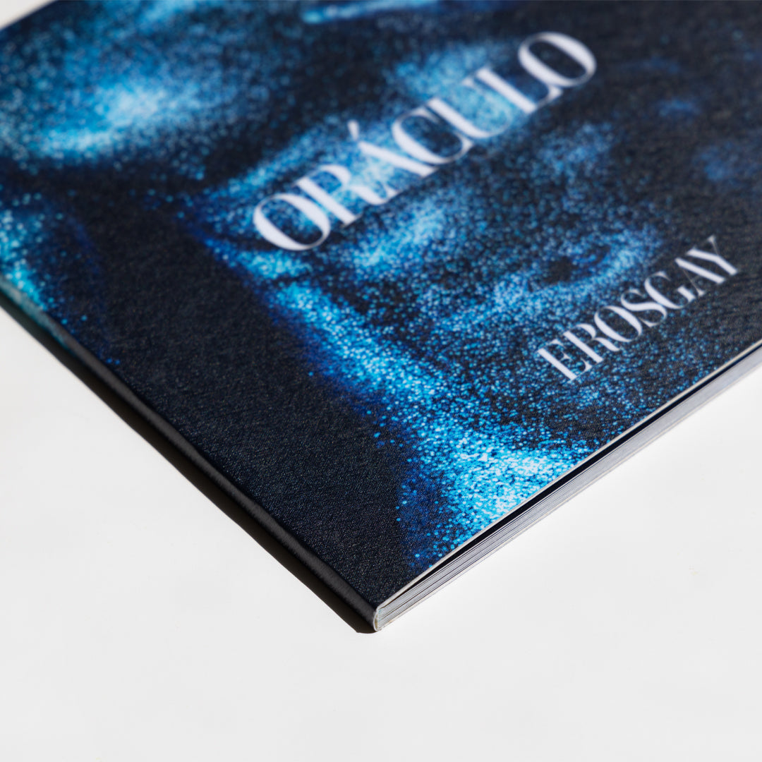 Dos formatos del libro ORÁCULO abiertos en abanico.