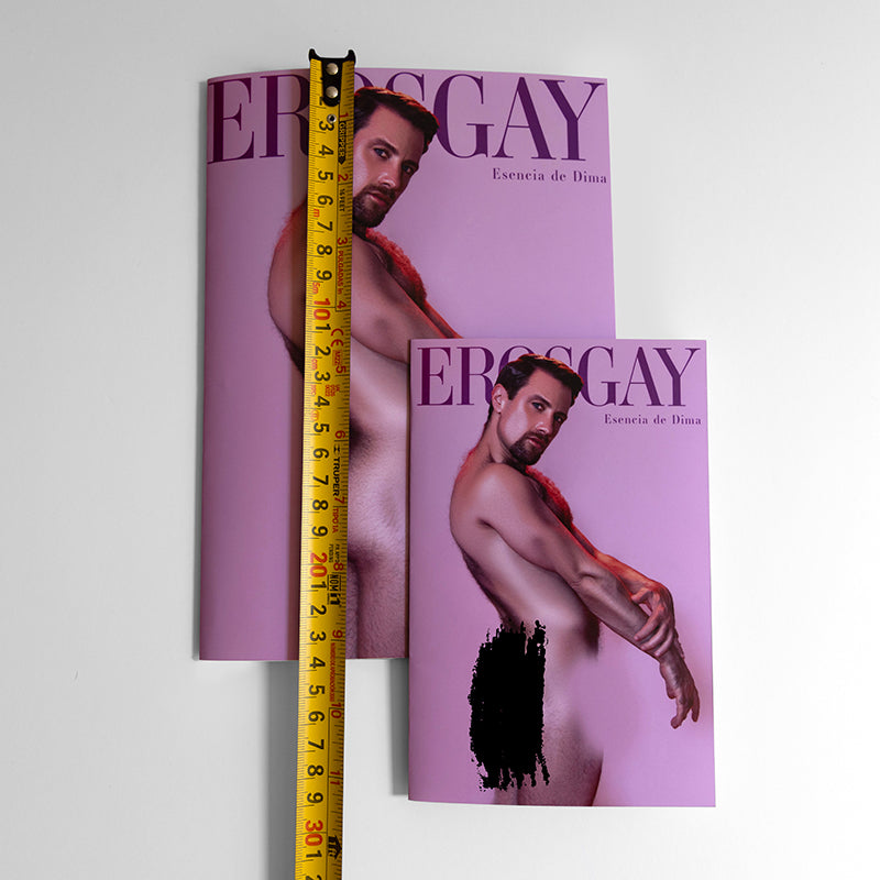 Dos sobres del producto Sixpack de ErosGay ‘Esencia de Dima’ en dos tamaños, con cinta métrica al centro para dar referencia de escala