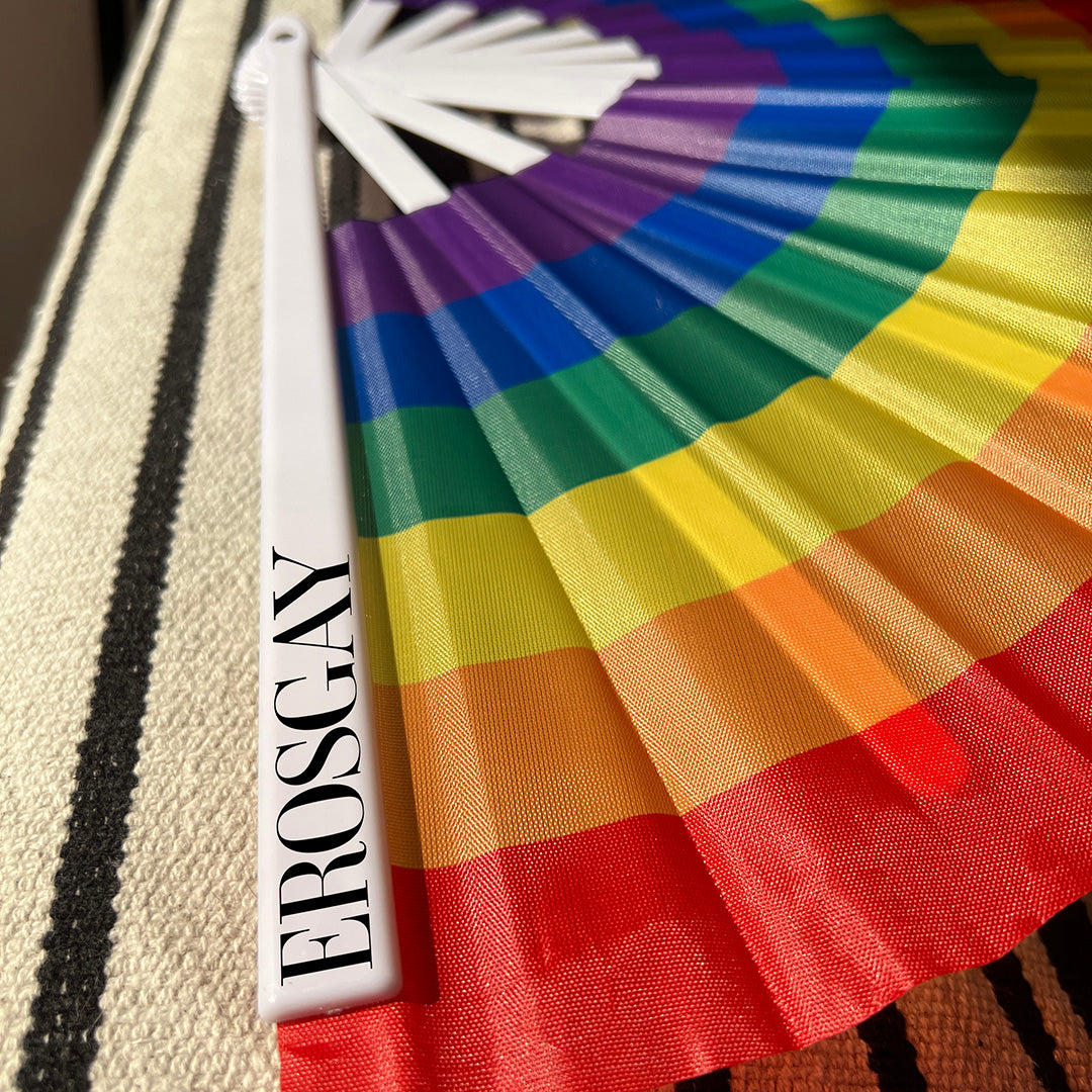 Abanico tamaño jumbo con impresion de la bandera gay, ideal para festivales, pride, marcha gay. 