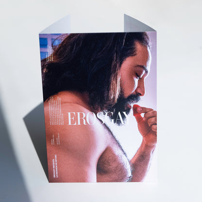 Empaque del Sixpack de Arturo de ErosGay, en vista frontal; portada a color con retrato de perfil de un hombre de cabello largo sosteniendo un pétalo rojo cerca de la boca, con el logotipo “EROSGAY” centrado.