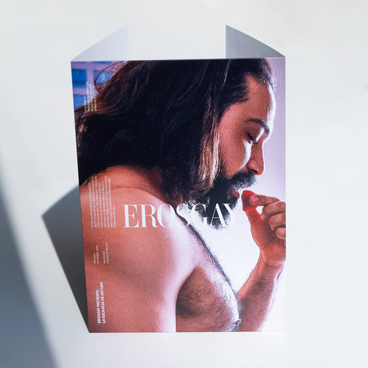 Empaque del Sixpack de Arturo de ErosGay, en vista frontal; portada a color con retrato de perfil de un hombre de cabello largo sosteniendo un pétalo rojo cerca de la boca, con el logotipo “EROSGAY” centrado.