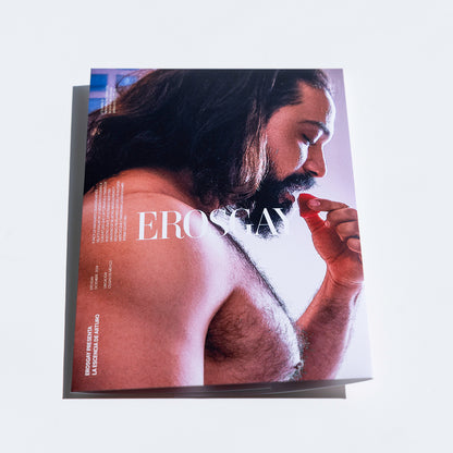 Empaque del Sixpack de Arturo de ErosGay, en vista frontal; portada a color con retrato de perfil de un hombre de cabello largo sosteniendo un pétalo rojo cerca de la boca, con el logotipo “EROSGAY” centrado el sobre acostado sobre 
