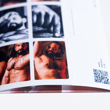 Acercamiento del sobre del Sixpack de Arturo de ErosGay: se aprecia el relieve del sello con el logotipo “EROSGAY”, junto a un mosaico de imágenes y un código QR sobre fondo blanco.
