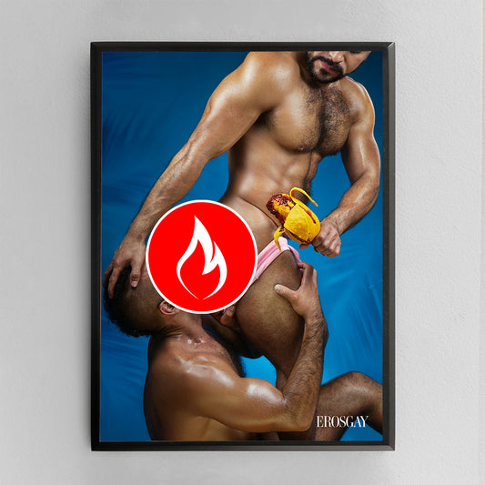 Imagen de un cuadro de la coleccion verano mexicano de erosgay.
unapreja gay de dos hombres jugando, fondo azul con sombras de palmeras, un hombre musculoso y velludo sostiene en una mano un mango con chille tipo chamoy escurriendo en el mango con un traje de balo de color rosa, el otro hombre sentada atras del primer hombre, le baja el taraje de baño enseñado los guteos del primer hombre y le pasa la lengua sobre el mismo. Una censura en forma de un circulo rojo y una flama.