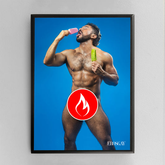 cuadro de erosgay doble tentacion un hombre musculoso y velludo sobre fondo azul lamiendo una paleta de color rosa y en la otra mano otra paleta de color verda de sabor tuna 