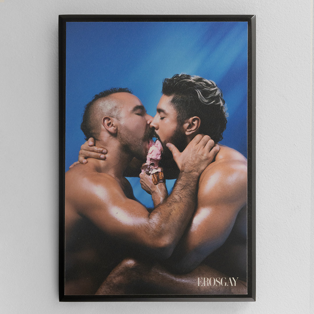 Cuadro decorativo “Dulce Encuentro” de la colección Verano Mexicano: dos hombres abrazados comparten un helado, fotografía artística homoerótica sobre fondo azul, en marco negro.