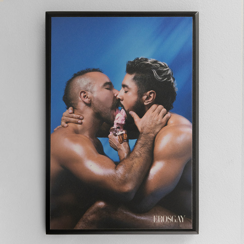 Cuadro decorativo Dulce Encuentro de la colección Verano Mexicano: dos hombres abrazados comparten un helado sobre fondo azul, en marco negro.