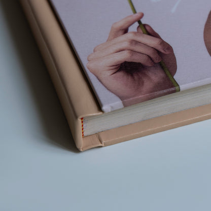 Detalle real del lomo, la encuadernación y el canto de las hojas de Mi querido Cyrien.