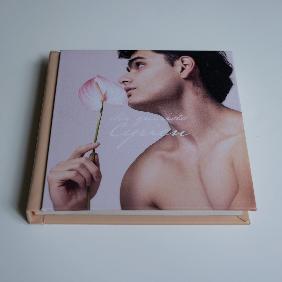Fotografía real del libro Mi querido Cyrien, portada y encuadernación.