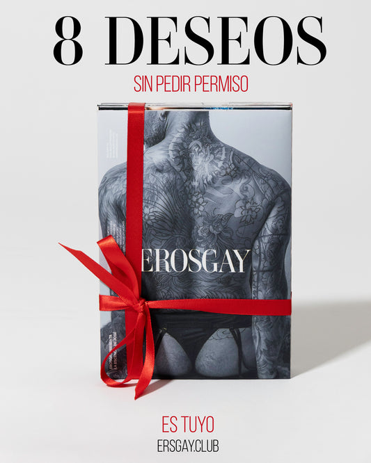 Bundle de ErosGay: paquete con 8 sixpacks apilados y amarrados con listón rojo, presentado como regalo sobre fondo blanco, con texto “8 DESEOS SIN PEDIR PERMISO