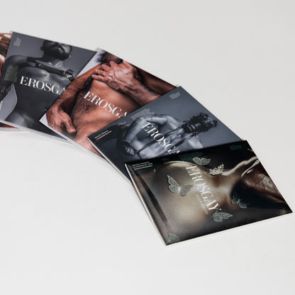 Acercamiento de varios sobres de sixpack ErosGay acomodados en arco sobre fondo blanco, destacando portadas de colecciones de fotografía artística masculina