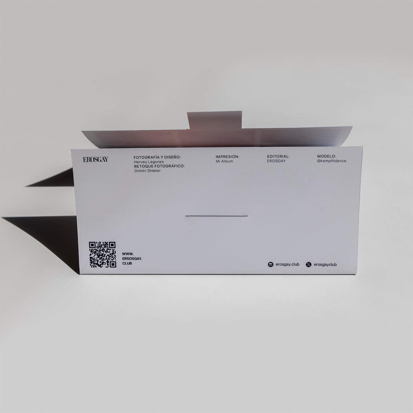 Parte trasera del sobre del Sixpack Kevin de ErosGay, con créditos de fotografía/diseño, impresión y modelo, además de un código QR y enlaces a erosgay.club
