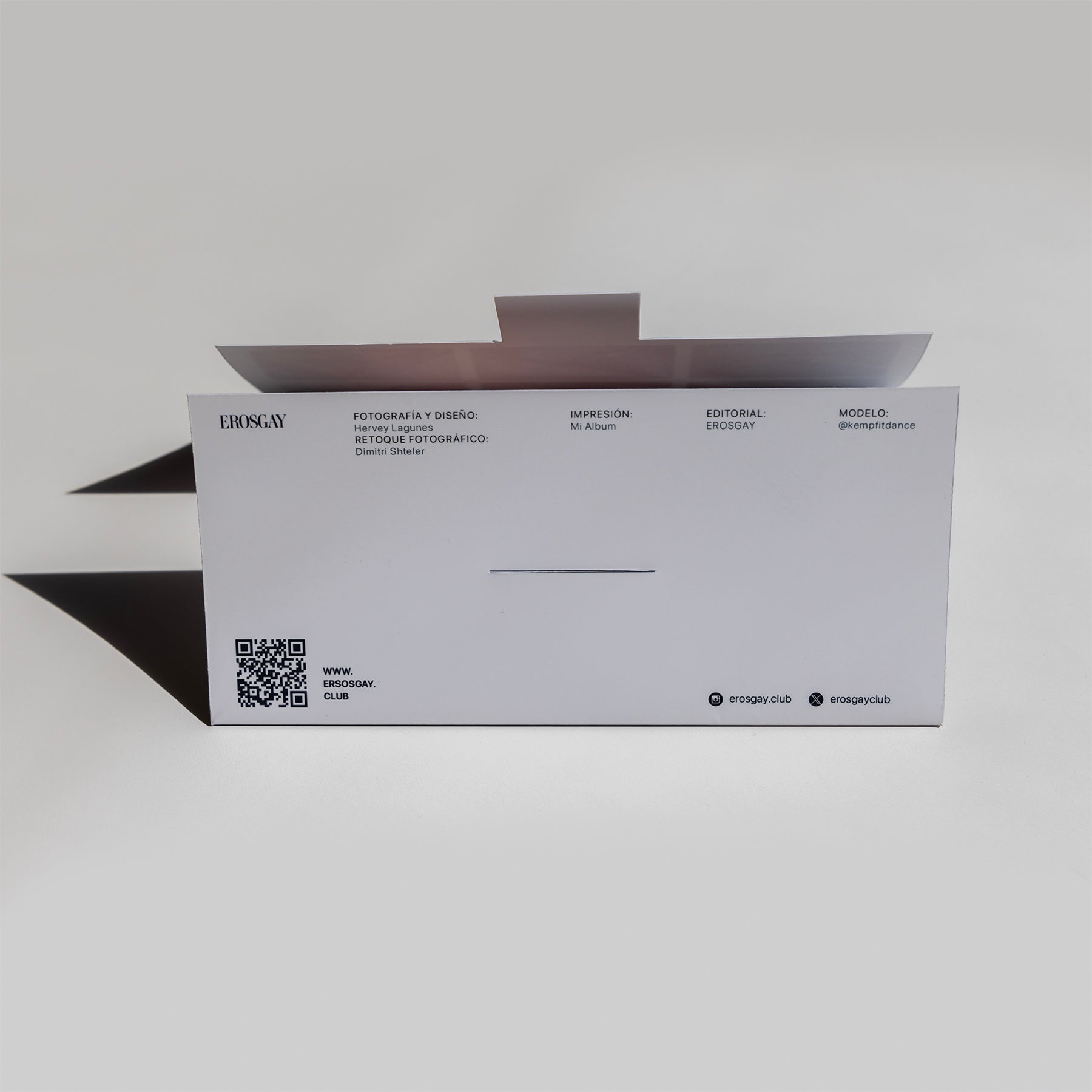 Parte trasera del sobre del Sixpack Kevin de ErosGay, con créditos de fotografía/diseño, impresión y modelo, además de un código QR y enlaces a erosgay.club