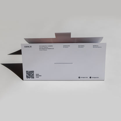 Parte trasera del sobre del Sixpack Kevin de ErosGay, con créditos de fotografía/diseño, impresión y modelo, además de un código QR y enlaces a erosgay.club