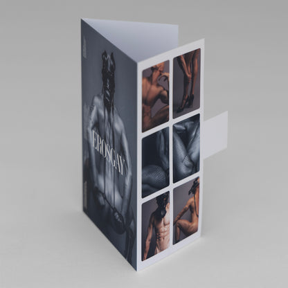 Vista lateral del sobre del sixpack de Kevin (ErosGay) sobre fondo gris. Se aprecia el lomo y parte de la portada en blanco y negro con el logo ‘EROSGAY’ en vertical, mientras que el panel trasero muestra una retícula de seis miniaturas a color (detalles de cuerpo, textura de malla y poses parciales). La lengüeta de cierre blanca sobresale hacia la derecha y las solapas superiores quedan ligeramente abiertas