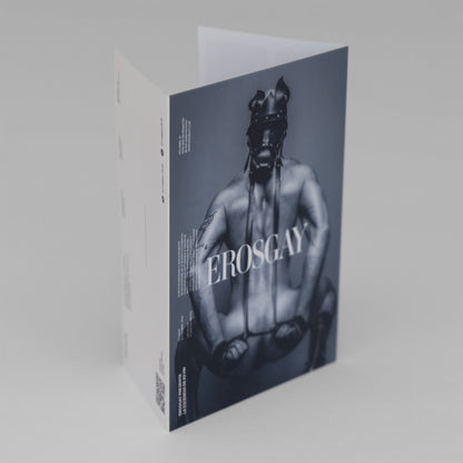 obre del Sixpack Kevin de ErosGay, vista 3/4: portada en blanco y negro con modelo en máscara de cuero y logo EROSGAY; lateral blanco con texto y código QR