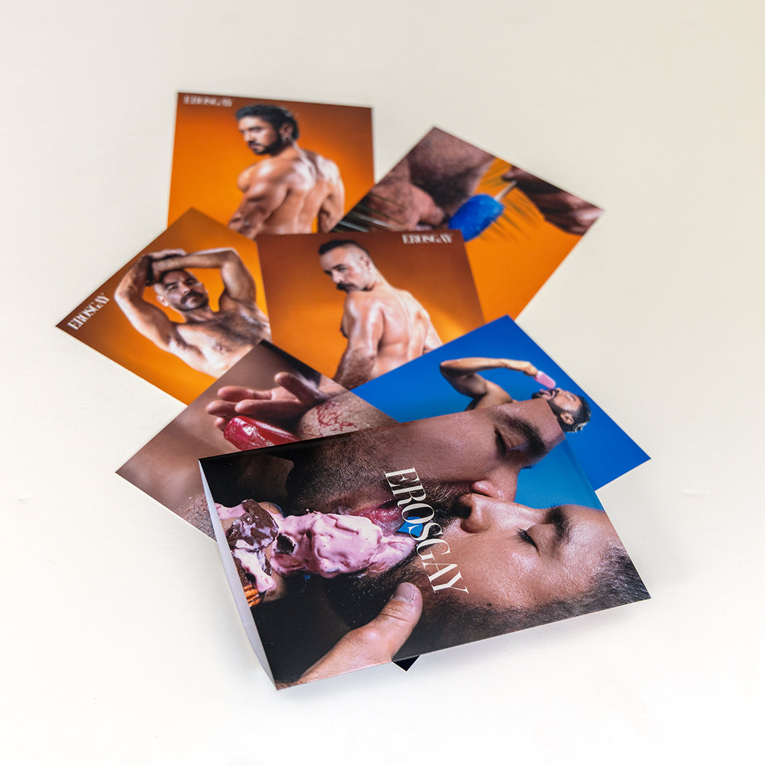 Contenido del sixpack ‘Verano Mexicano’ de ErosGay sobre fondo claro: el sobre del sixpack aparece en primer plano, parcialmente abierto, con portada de close-up íntimo y el logotipo ‘EROSGAY’. Detrás se ven las seis fotos sueltas desplegadas en abanico, con retratos masculinos en fondos naranja y azul y algunos close-ups, formando una composición editorial.