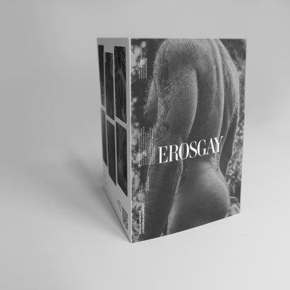Empaque del Six Pack Lobo Vol. 1 de ErosGay en blanco y negro; vista en ángulo con el logo “EROSGAY” sobre la silueta de un modelo de espaldas, y al reverso una cuadrícula con seis imágenes y un código QR.

