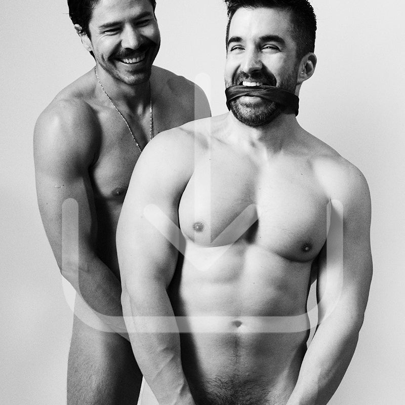 Fotografía Erótica Masculina Imágenes de Amor y Caricias Fotografía en Blanco y Negro Descargas de Alta Resolución Arte Fotográfico Gay Conexión y Afecto Masculino