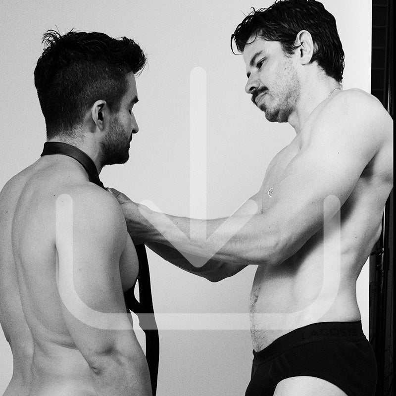 Fotografía Erótica Masculina Imágenes de Amor y Caricias Fotografía en Blanco y Negro Descargas de Alta Resolución Arte Fotográfico Gay Conexión y Afecto Masculino