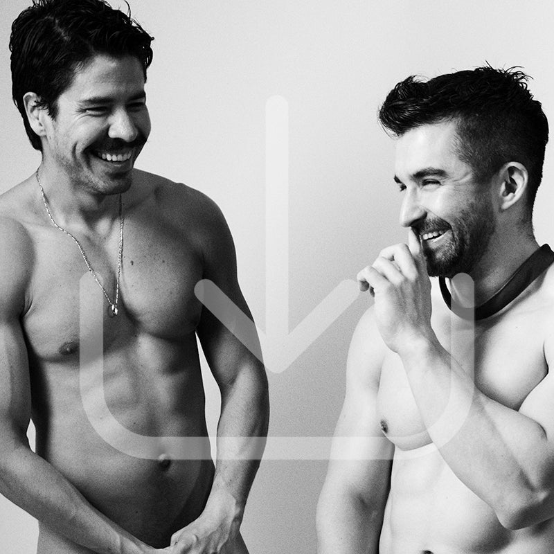 Fotografía Erótica Masculina Imágenes de Amor y Caricias Fotografía en Blanco y Negro Descargas de Alta Resolución Arte Fotográfico Gay Conexión y Afecto Masculino