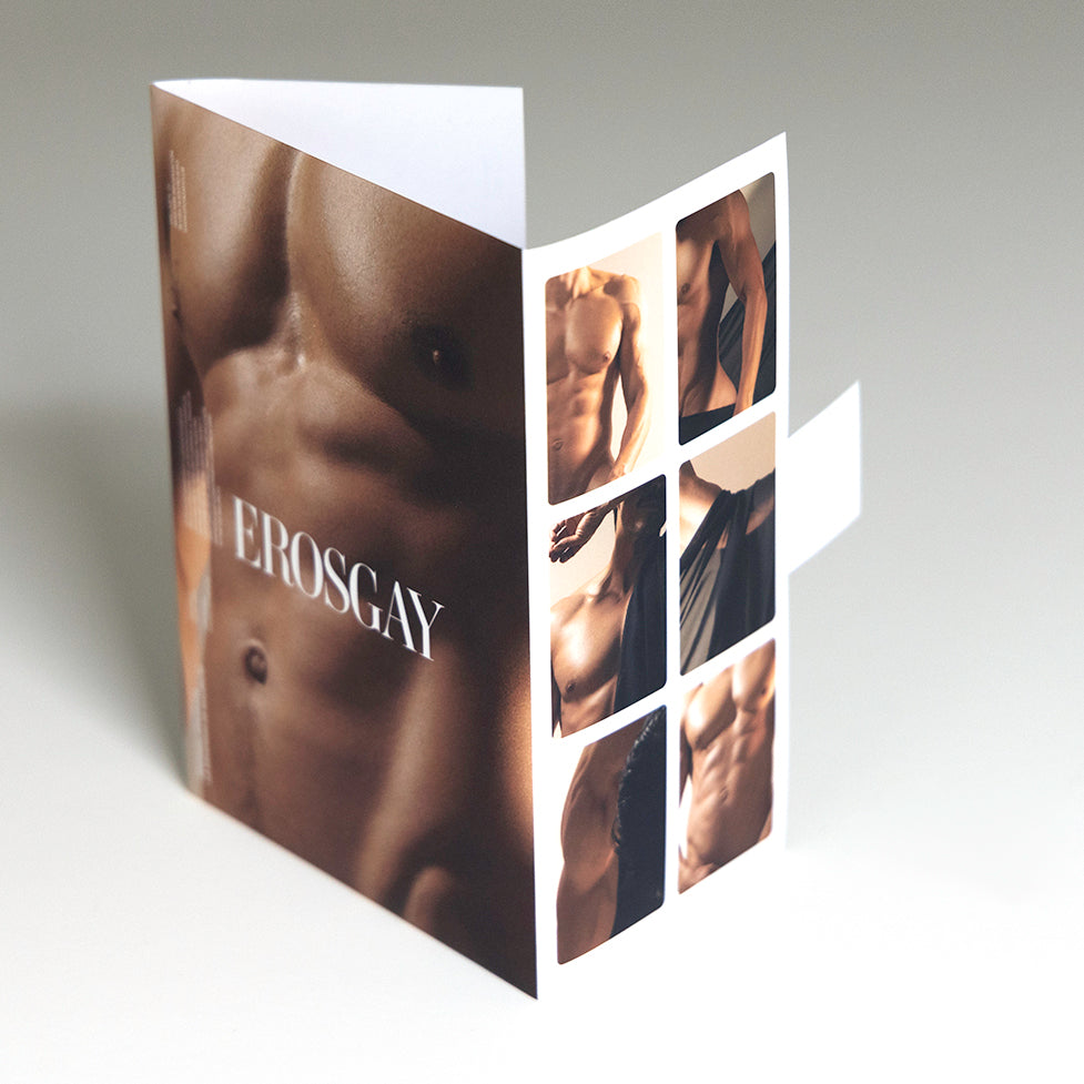 Empaque del Sixpack de Mauricio de ErosGay, en vista a tres cuartos; portada a color con primer plano del torso masculino y el logotipo “EROSGAY”, y al reverso un mosaico de seis imágenes.

