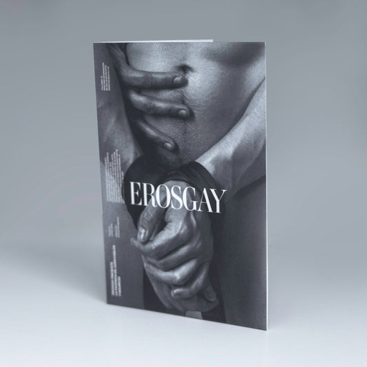 Empaque del Sixpack de Mauricio y Juan de ErosGay, en blanco y negro; portada con manos entrelazadas sobre el torso y el logotipo “EROSGAY” centrado, sobre fondo gris.
