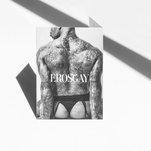 Empaque del Sixpack de José de la colección “Tatuajes que hablan” de ErosGay; portada en blanco y negro con vista de espalda de un hombre tatuado, usando arnés, y el logotipo “EROSGAY” centrado, sobre fondo blanco con sombras marcadas.